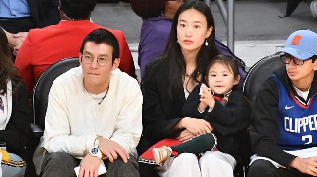 陈冠希|陈冠希一家排队吃平价中餐，与路人合影显老态，直播卖丑引争议