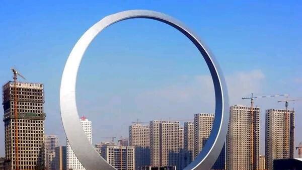 如果围绕地球赤道做一个离地1米钢圈,它会落地还是悬浮起来?