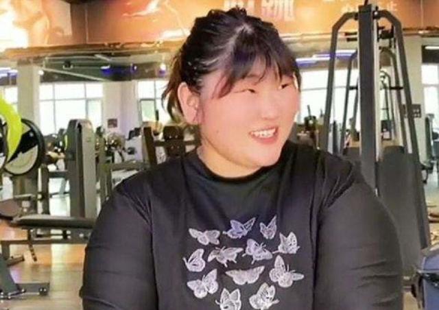 宋慧乔|大衣哥女儿朱雪梅怒骂拍客，凸显其自卑心理和缺乏家教，状况堪忧