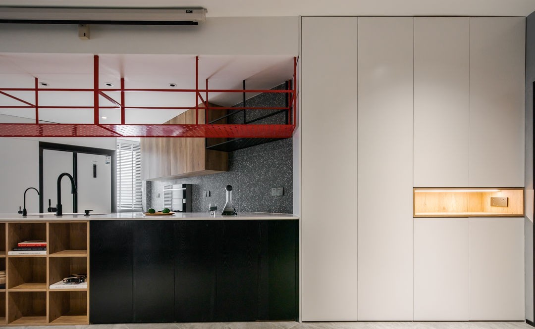 不管别人怎么说,她坚持把自己的家装成工业风格,有自己的高冷风