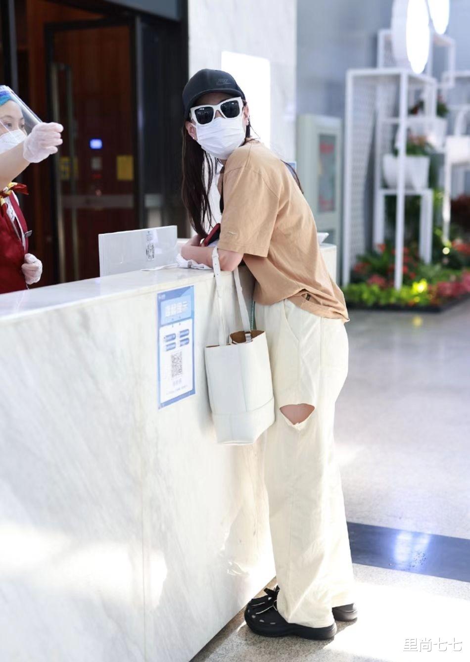 沙宝亮|沙宝亮二婚老婆机场首秀，打扮洋气似网红，新婚夫妇却全程分开走