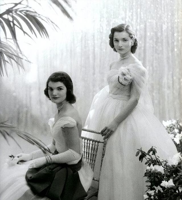 杰奎琳|1947年，18岁杰奎琳在社交舞会大出风头，3年后妹妹参加比她更美