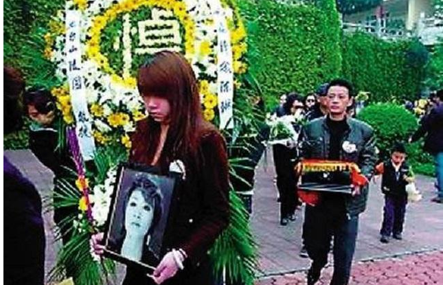 陈琳|歌手陈琳:23岁出道即巅峰,39岁从9楼一跃而下,成母亲余生之痛