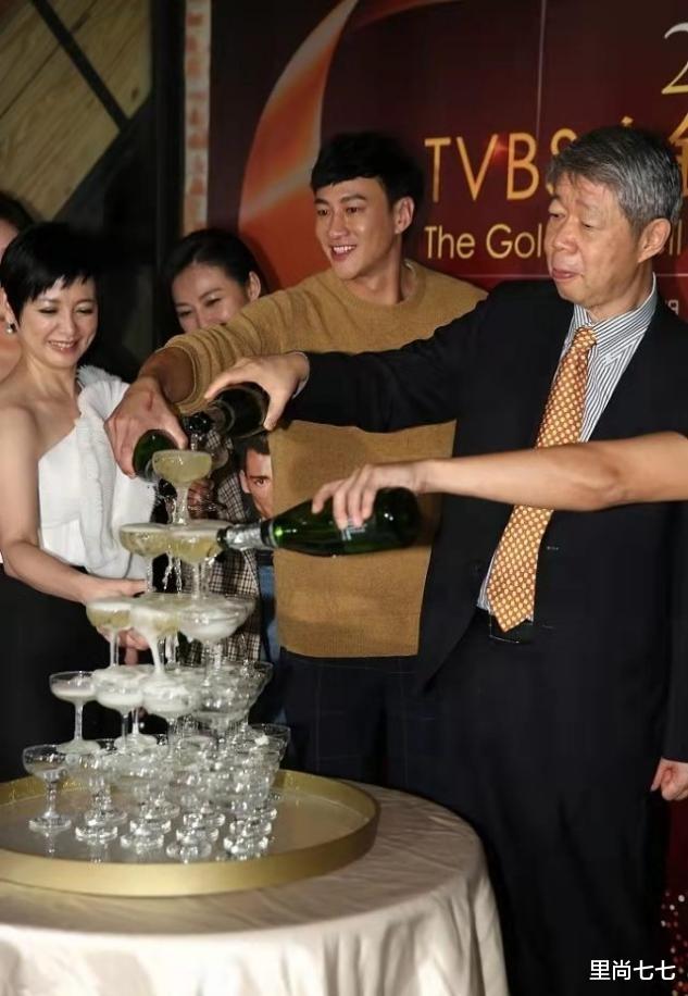 食材 何润东夫妇合体露面,小8岁娇妻剪短发变高级脸,颜值太高