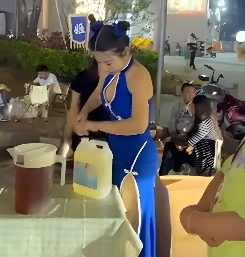 奶茶店老板娘穿着性感被举报,网友为她鸣不平,人家爸妈都没意见