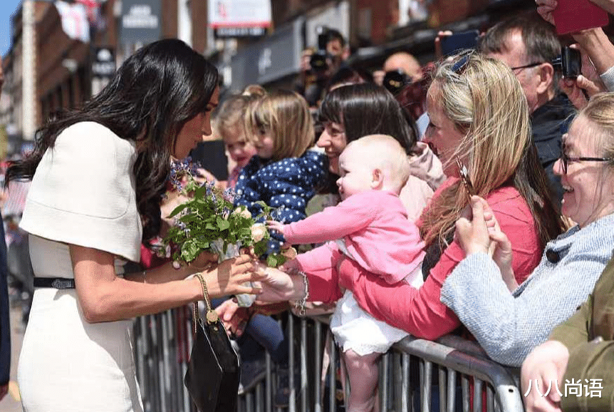 公爵夫人|梅根回到婆家，一身贵夫人打扮与晚辈有说有笑，阳台上却没她位置