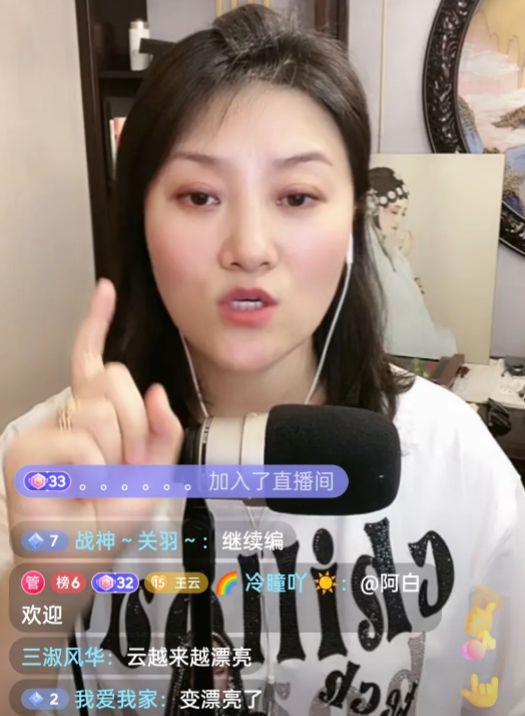 张佳宁|奢华!历小峰宴请王小宝和关小平,喝高档洋酒,家里摆满名贵瓷器