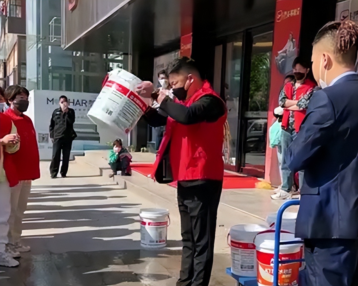 |因商铺未完成业绩，老板头浇水惩罚自己