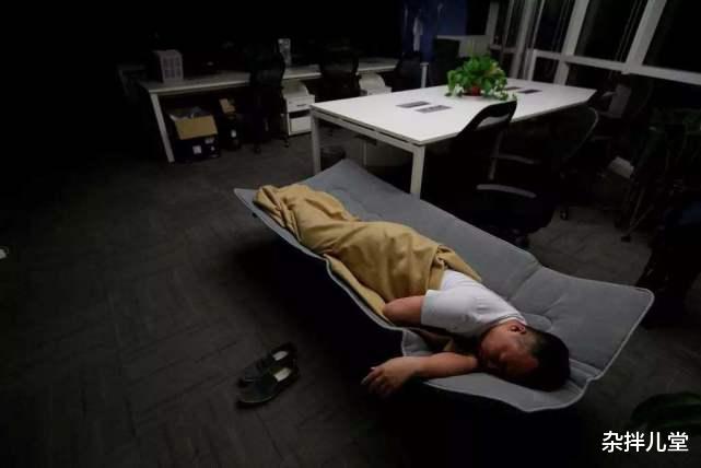 应届生|应届生600人大群怼加班，领导“秒怂”，用命换钱的时代结束了？