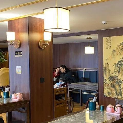 郭碧婷|向佐夫妇近况曝光，一家人低调现身面馆吃饭，郭碧婷肤白如少女