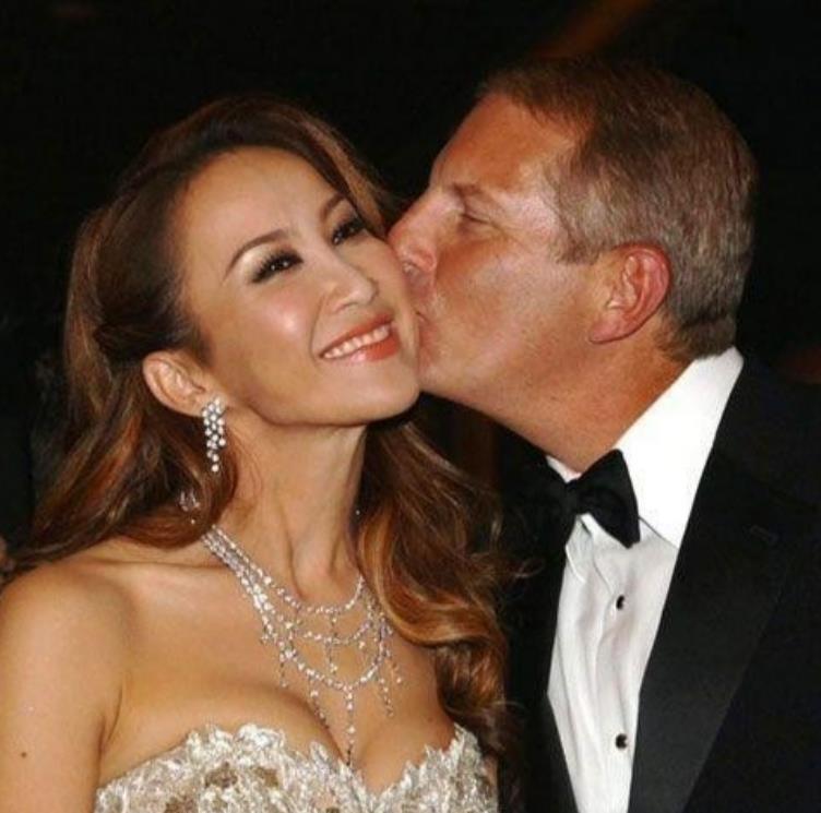 李玟|当年富商布鲁斯娶小16岁的李玟,婚礼花费过亿,宾客用直升机接送