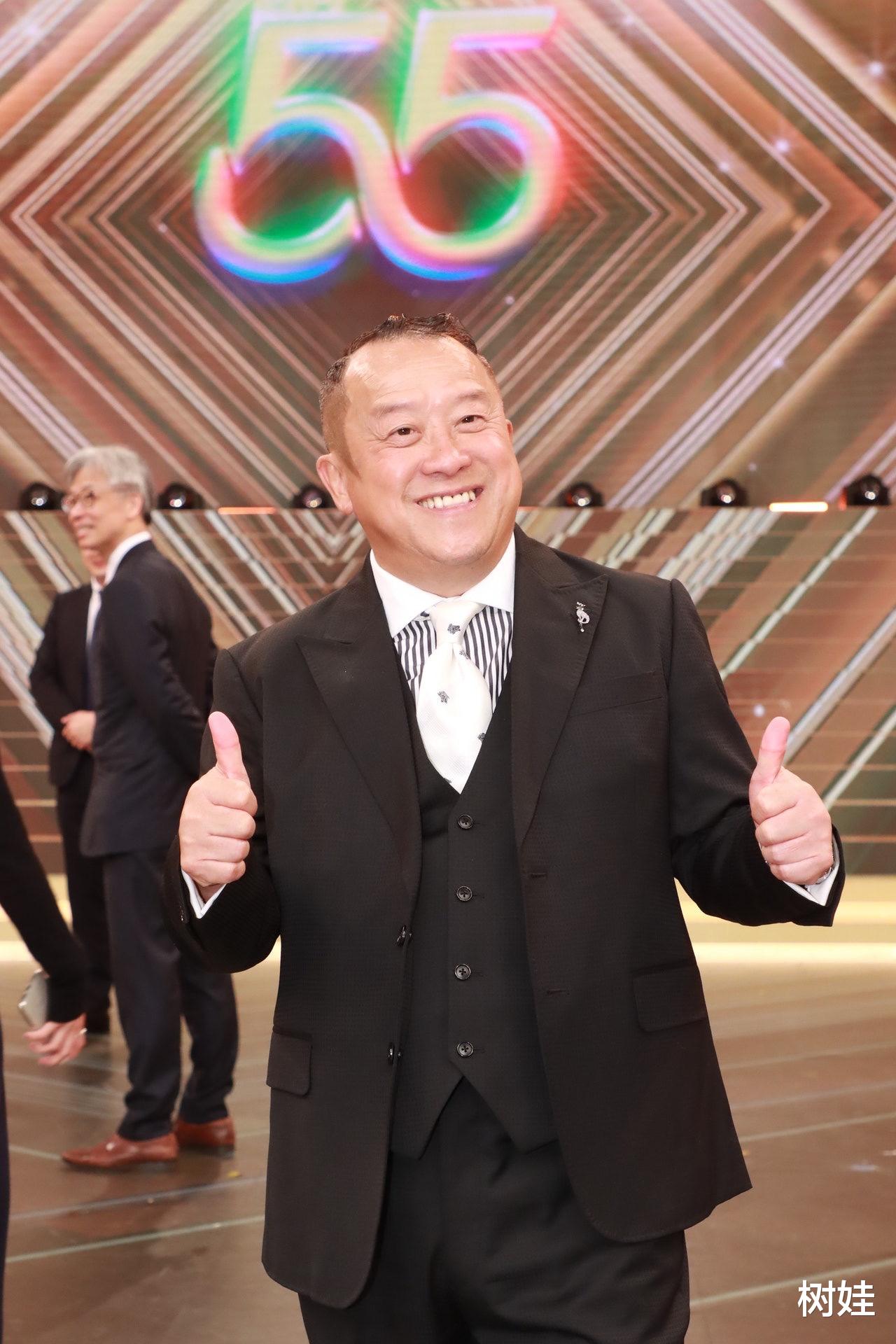 曾志伟|曾志伟重返TVB连升三级，荣升行政委员会成员，与高层同框站中间