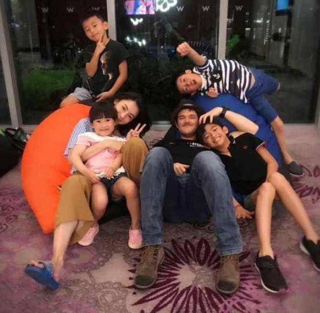 张柏芝|张柏芝一家四口与神秘男逛街,被传新恋情后她晒15岁长子近照澄清