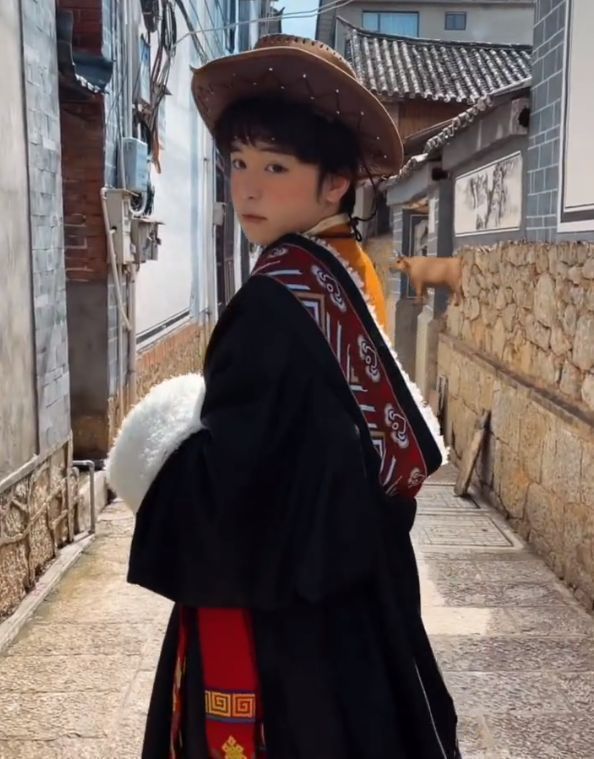 小怡同学控诉孙鑫东偷东西,妈妈劝其息事宁人,男方已被警方带走