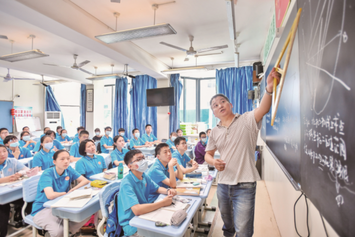 教师|教师出现“职业危机”,特别是中小学教师,想考编制难上加难了