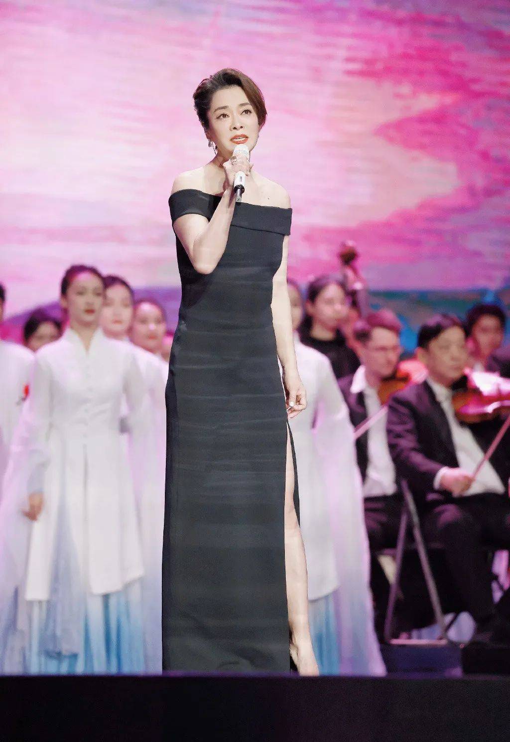 毛阿敏|富豪遗孀毛阿敏丧夫后首现身,拱手相让260亿巨额遗产