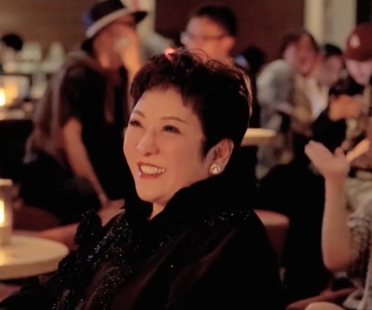 向华强|73岁向华强定居杭州！眉毛全白卖力献唱，萧敬腾伴奏父慈子孝