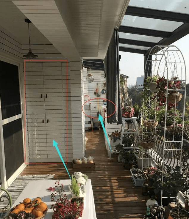 夫妻两为了露台买没人要的顶楼,装修完变空中花园,邻居都眼红!