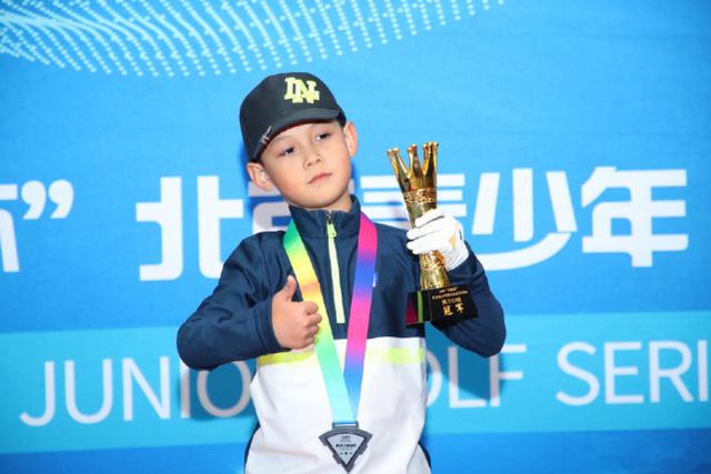 王皓|王皓妻儿追星谷爱凌！麻花辫造型清纯可爱，六块腹肌实在太抢镜