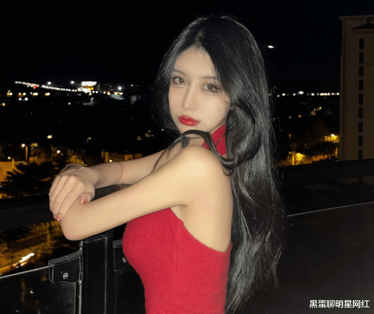 井元林|主播连麦辛巴,抬手瞬间“走光”,二驴直播调侃,被平台官方警告