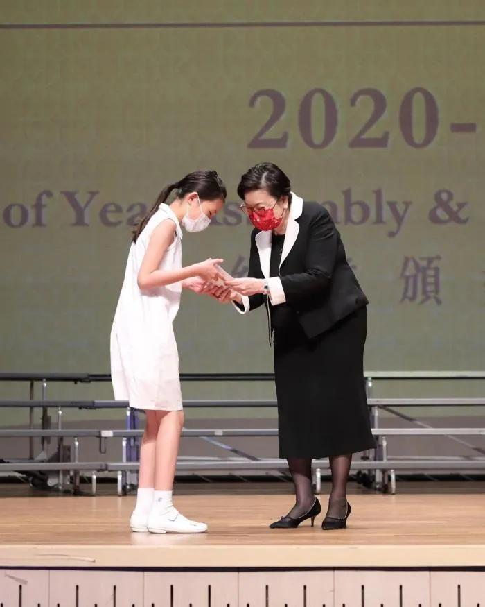 郭可盈|郭可盈参加女儿学校颁奖礼,12岁林天若获最杰出人物奖,太优秀了