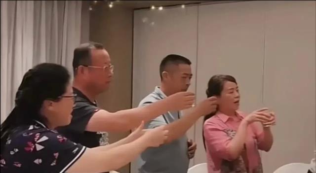 许敏|许敏细节体现涵养,杜新枝开心收到熊磊的鲜花,妮妮跟两大律师合影