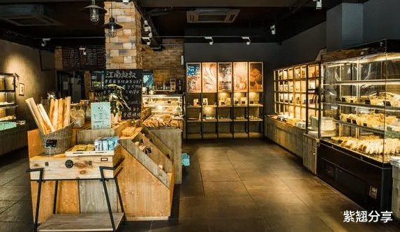 顾客怀疑面包店多扣钱,老板放话10倍赔偿,坐实后改口称气话。