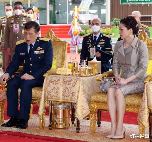 苏提达|帝后牵手海报出炉,44岁苏提达笑靥如花,给妻子吃下一颗定心丸