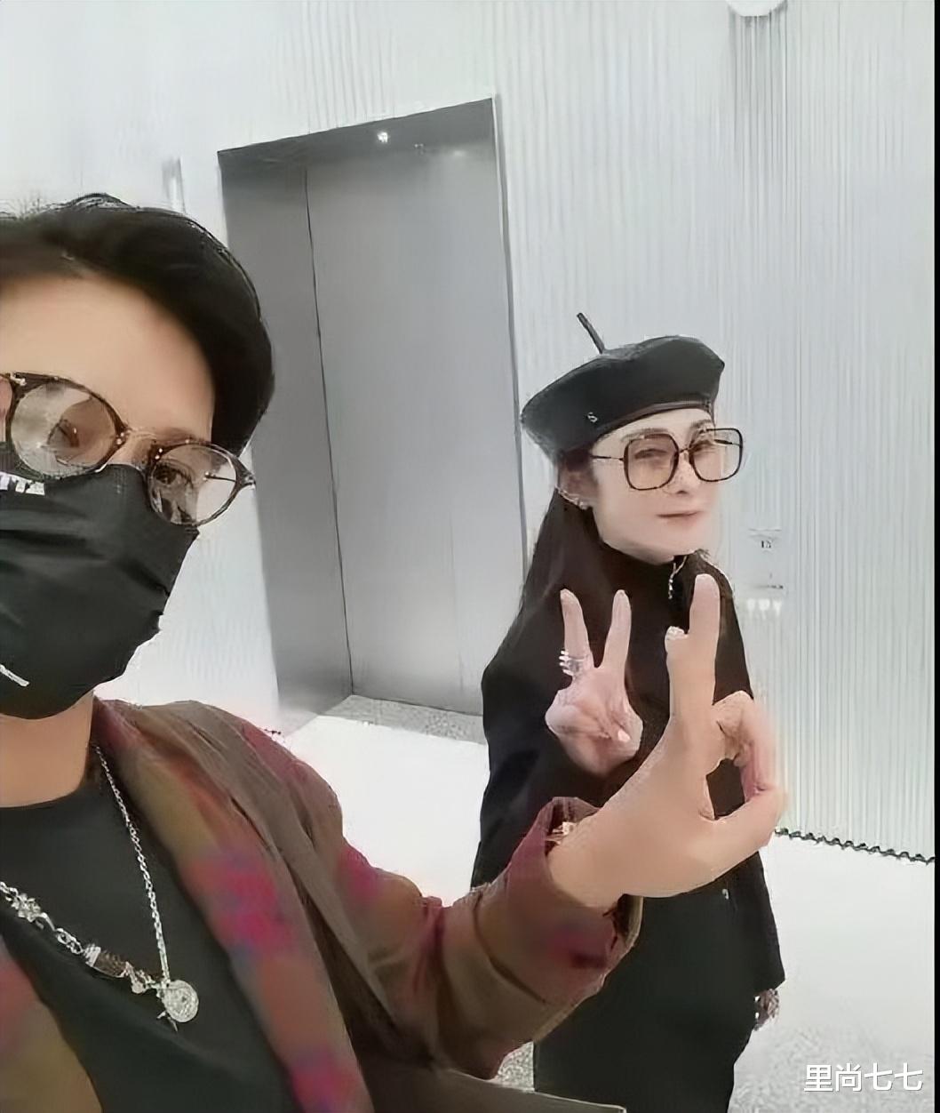 张敏太端着了，携小10岁丈夫逛街打扮隆重像是走红毯，太有距离感