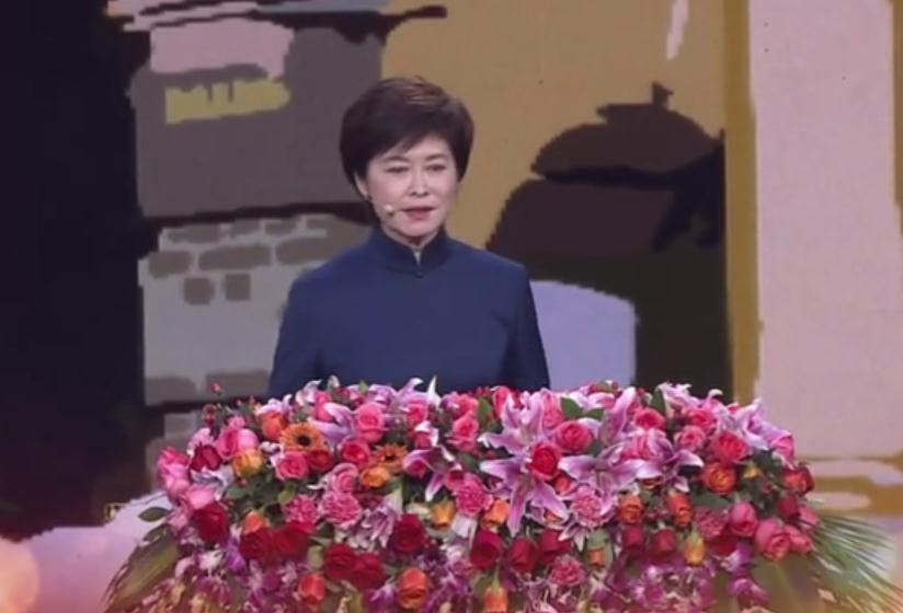 敬一丹|66岁敬一丹下乡打鼓,跟一群大妈学动作,姿势使劲帅气笑出鱼尾纹