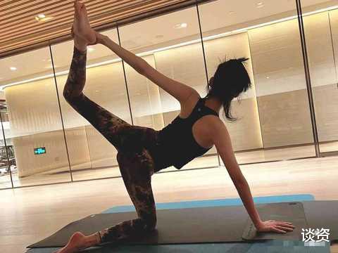 |奚梦瑶练瑜伽四肢超修长，裤子被何猷君吐槽丑，网友：确实不好看