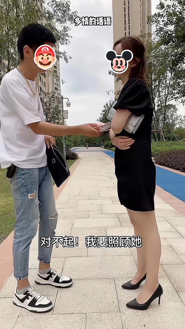 一男子看到前女友坐轮椅,心生怜悯要和她复合,掏钱打发现任女友
