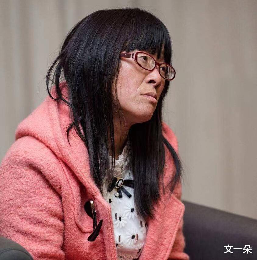 余秀华|余秀华头婚遭嫌弃分房睡,二婚嫁给小14岁鲜肉,她在追求什么?