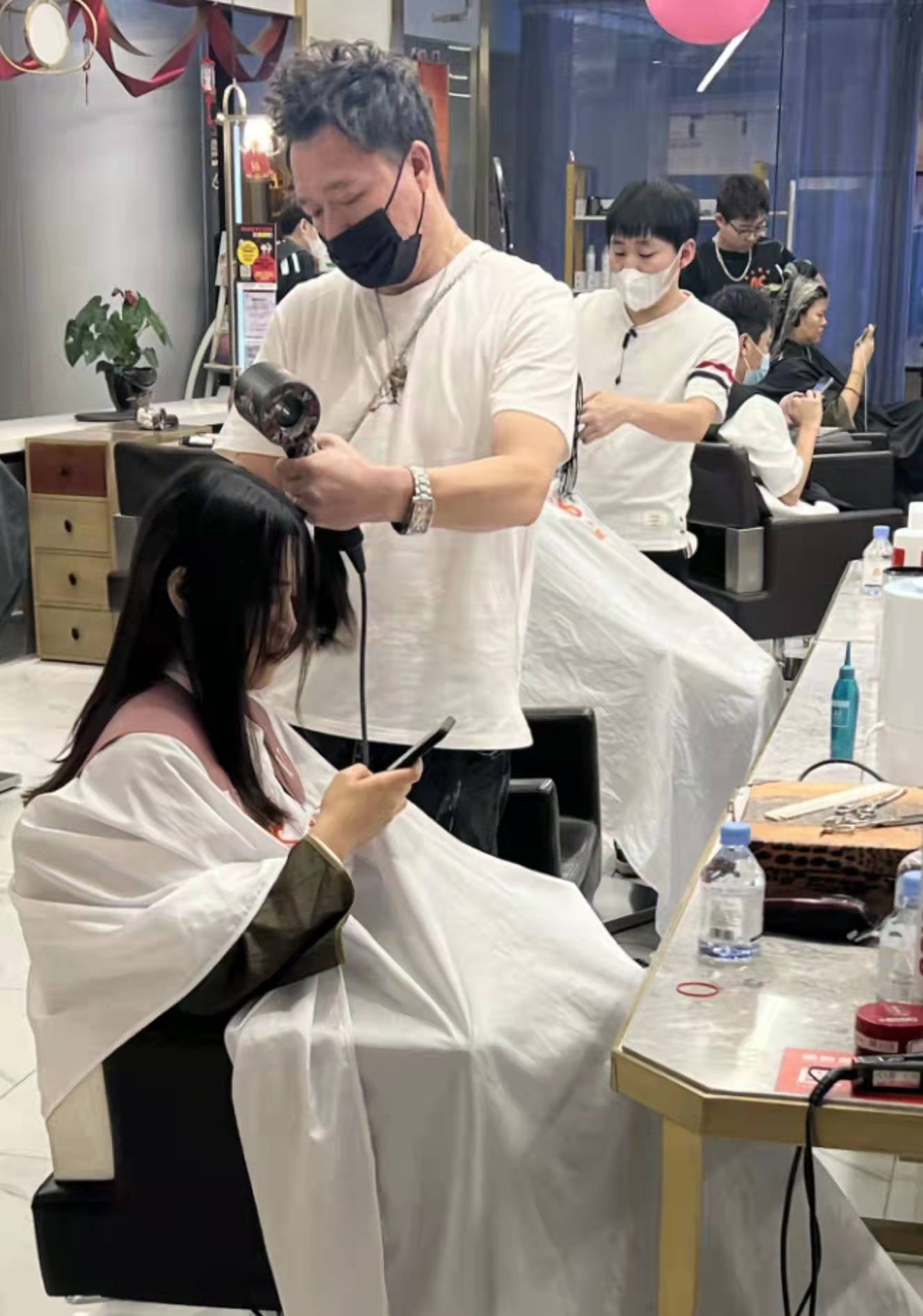 春节 “美丽经济”开启春节模式：洗浴业生意红火，美发师美容师忙到没空吃饭