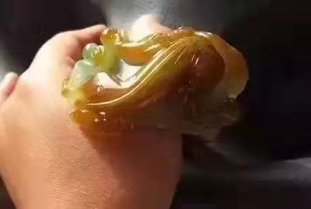 翡翠|800元买翡翠原石废料,居然给了一个漏洞,还赚了几万!