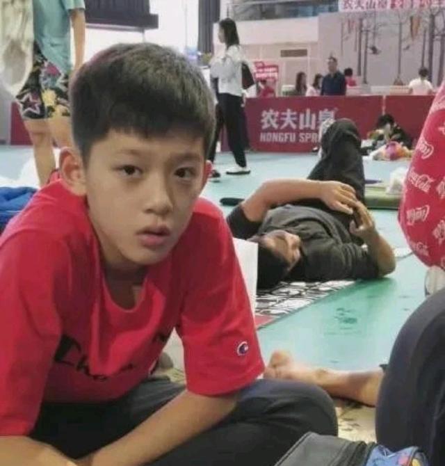 李飞|二代还没站稳，三代还没出道，四代就出来了，李飞穷怕了？