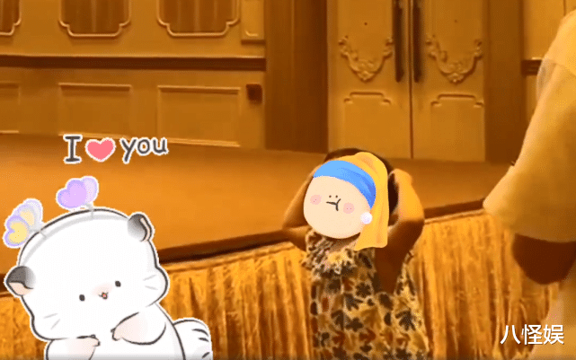 林峰|林峯夫妇带娃游玩，1岁格格追蝴蝶热得满头大汗，投喂爸爸好贴心