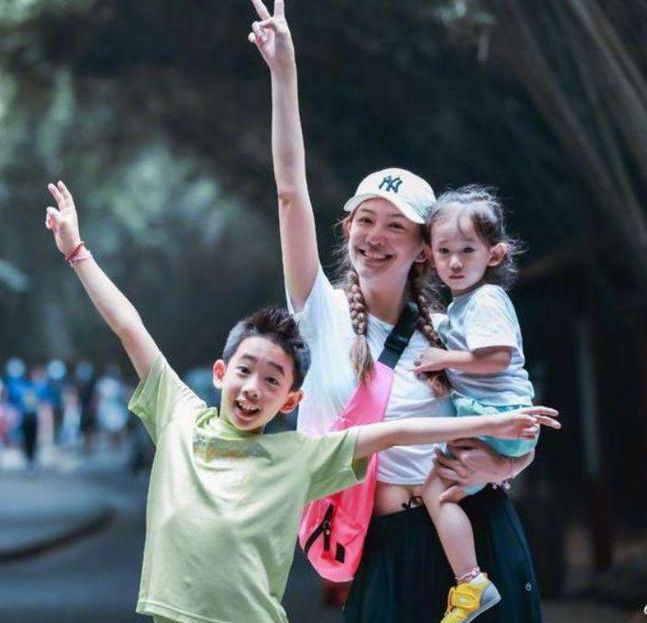 陈小春|陈小春晒小儿子近照,HoHo靠爸爸肩膀上,五官秀气被误认为是女生
