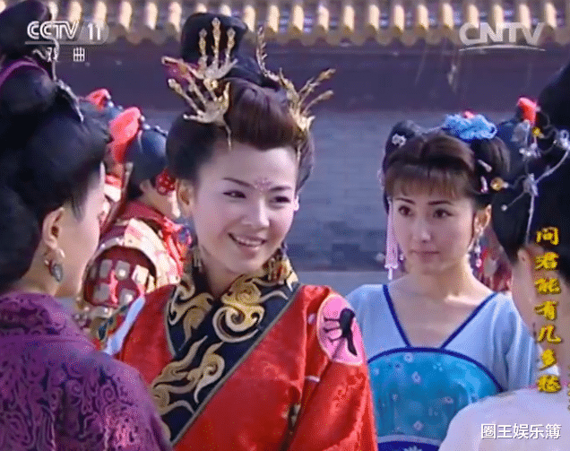 于正|别流行于正寡淡风了!这部剧服道化五彩缤纷,丫鬟造型都精致多变