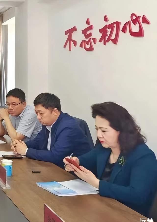 女副局长李少莉海量工作照曝光!在单位开会也会精心打扮!