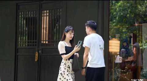 发型 李若彤罕晒刘海造型，打扮青春酷似20岁少女，网友：美女，大几了