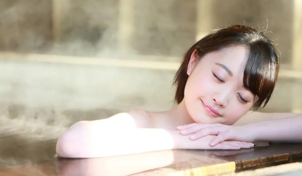 泡温泉|日本人泡温泉真的能“男女同浴”吗？他们还有哪些温泉礼仪？