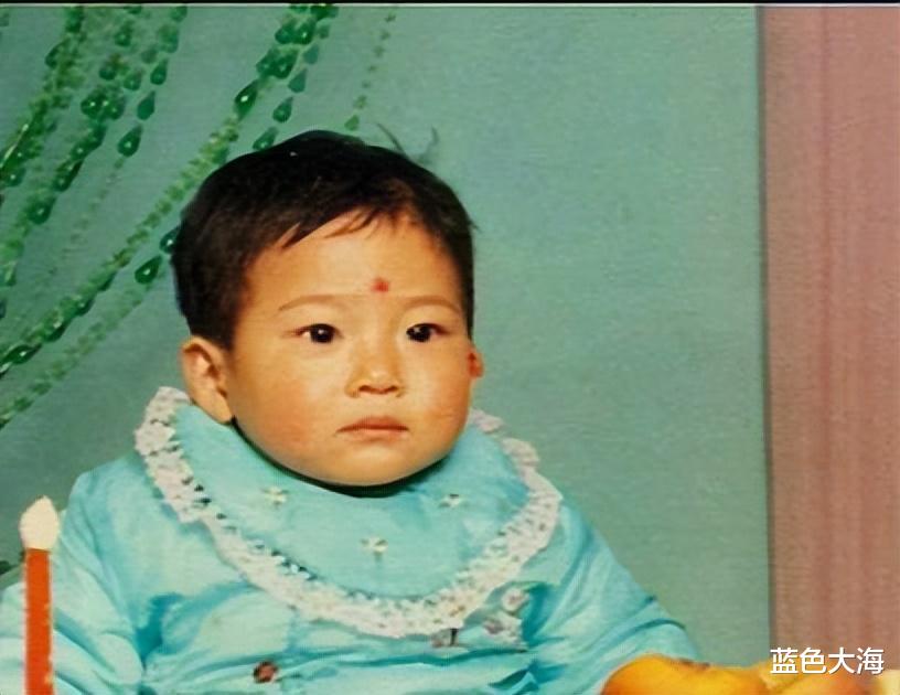 井柏然|井柏然: 出生28天被弃, 60岁奶奶捡废品将他养大, 爆红后父母来认亲