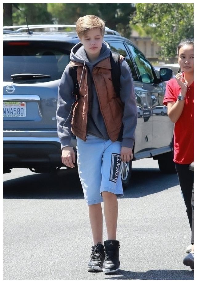 希洛|16岁的美少女希洛：一张出生照卖410万美元，长得像朱莉也像皮特