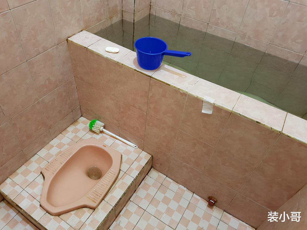 现在年轻人家里竟然不装马桶了?这样装修是倒退,还是进步?