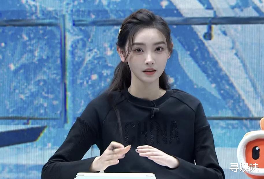 金佳悦|《心动5》女5专心搞事业，工作美照引粉丝称赞，着装却被质疑太短