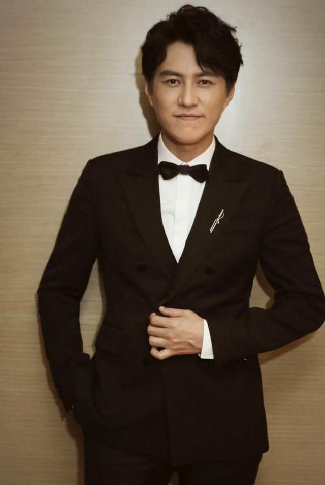 靳东|45岁靳东和女粉握手热聊,穿千元衣肌肉明显,与服务员合照没架子