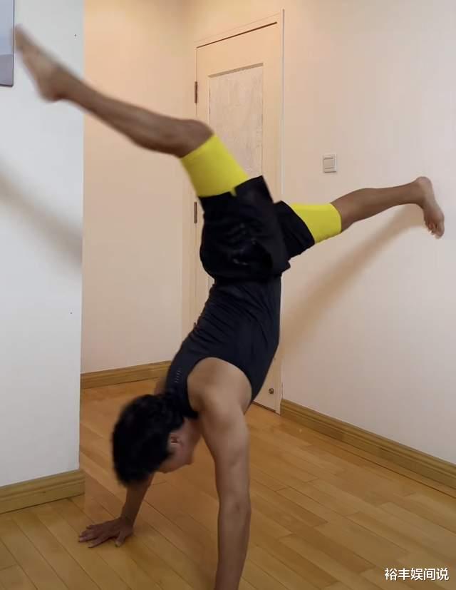 无人问津|55岁老戏骨现身餐馆无人问津！点3个凉菜太简朴，娶外国妻子生4娃