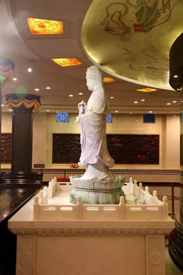 翡翠|土豪楼主请来镇楼之宝，里外包裹3层，全程保安押送，里面竟然是…