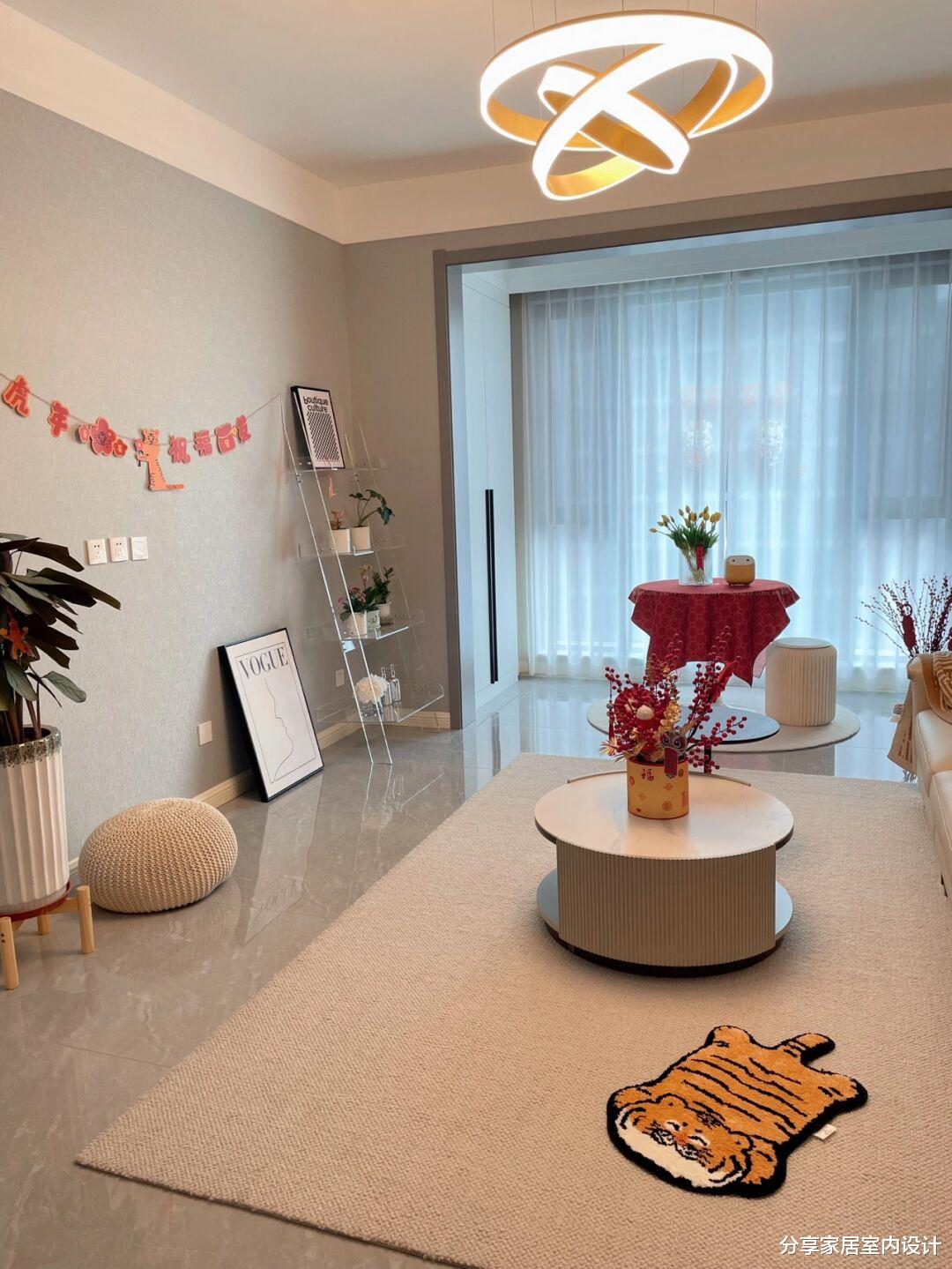 看她一家四口的房子，家里收拾干干净净，生活开心幸福，值得学习